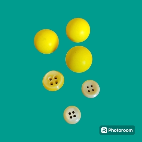 3/$30 Vintage Estate Yellow Matte Buttons - Picture 1 of 4